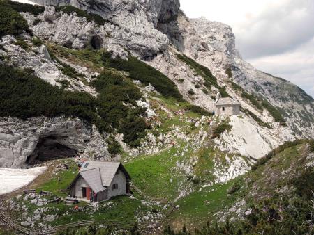 Kocbekovo zavetišče in kapela na Molički planini (Foto: J. Pahovnik)